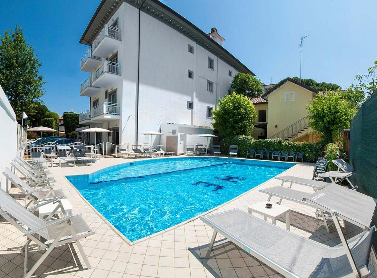 Hotel Embassy Ριτσόνε Εξωτερικό φωτογραφία
