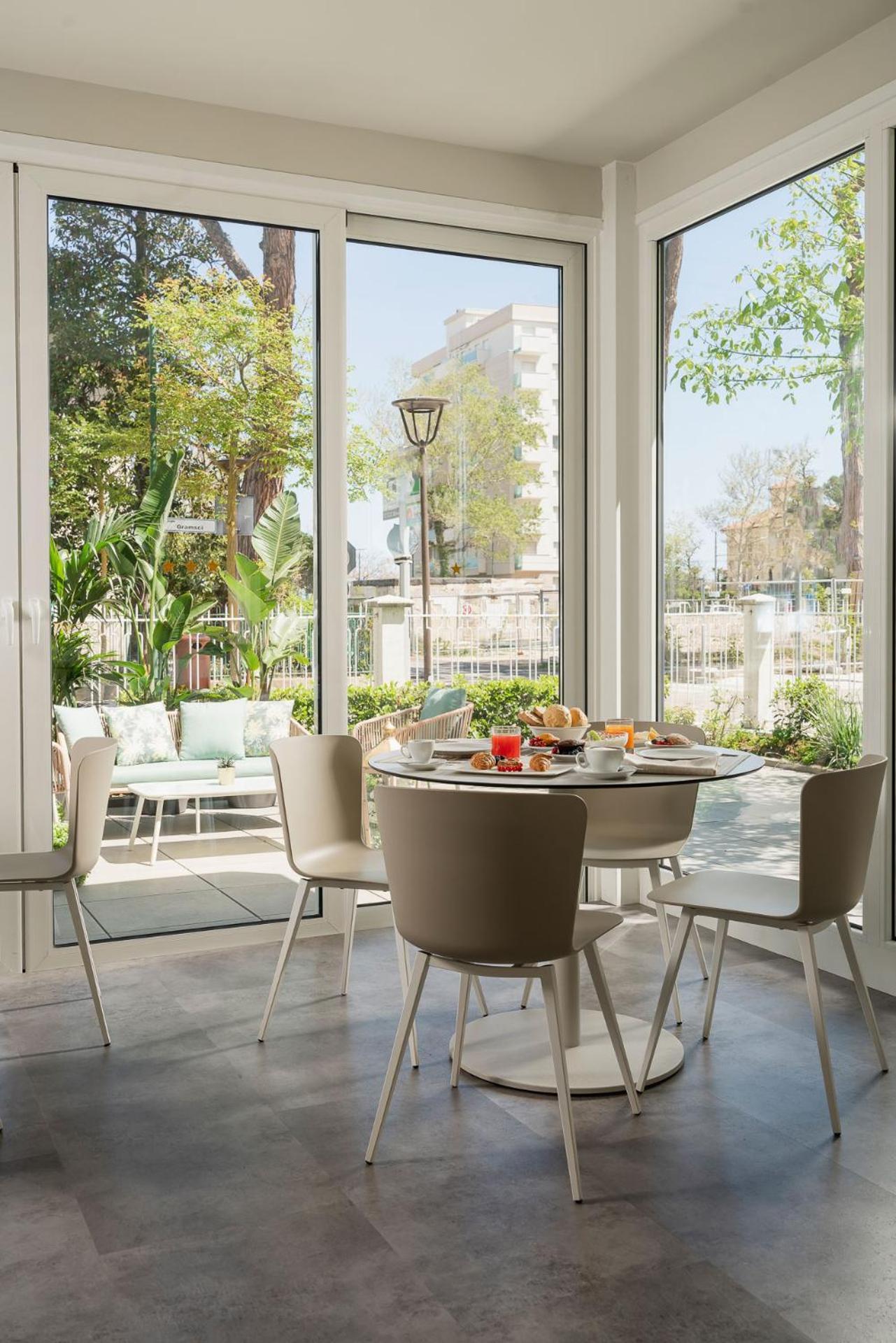 Hotel Embassy Ριτσόνε Εξωτερικό φωτογραφία